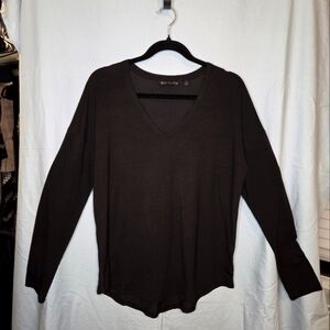 G227. Athleta V- Neck Long Sleeve Top in Black - Size S